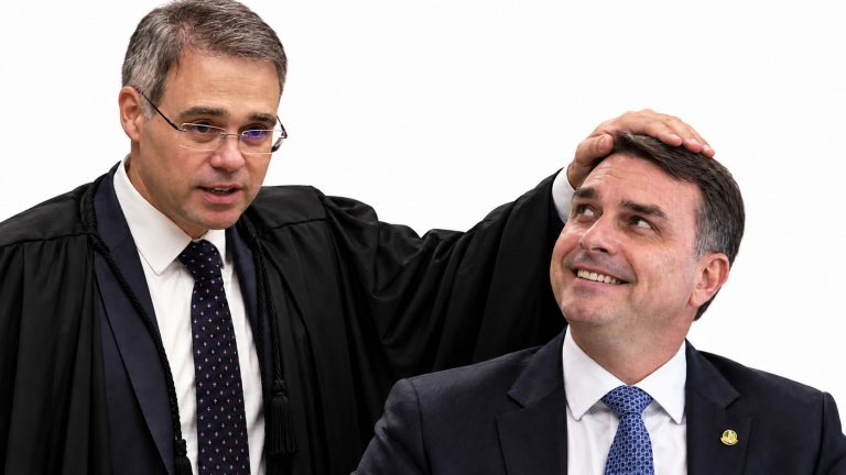 Ilustração mostra André Mendonça, de toga, com a mão sobre a cabeça de Flávio Bolsonaro, que sorri para o ministro.