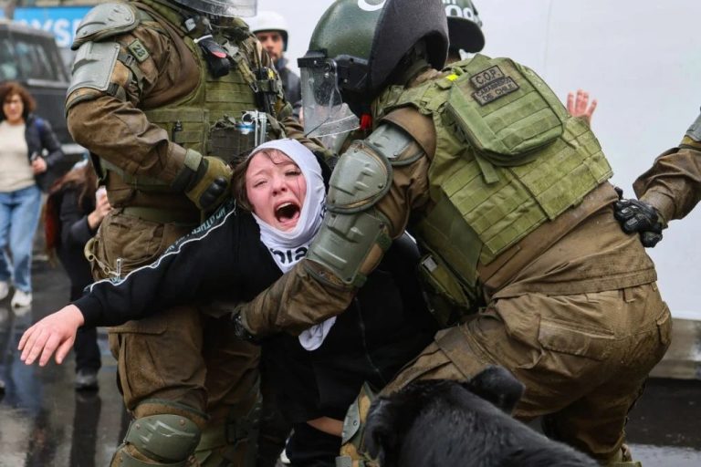 Carabineros detêm manifestante durante atos em memória das vítimas da ditadura de Pinochet no Chile