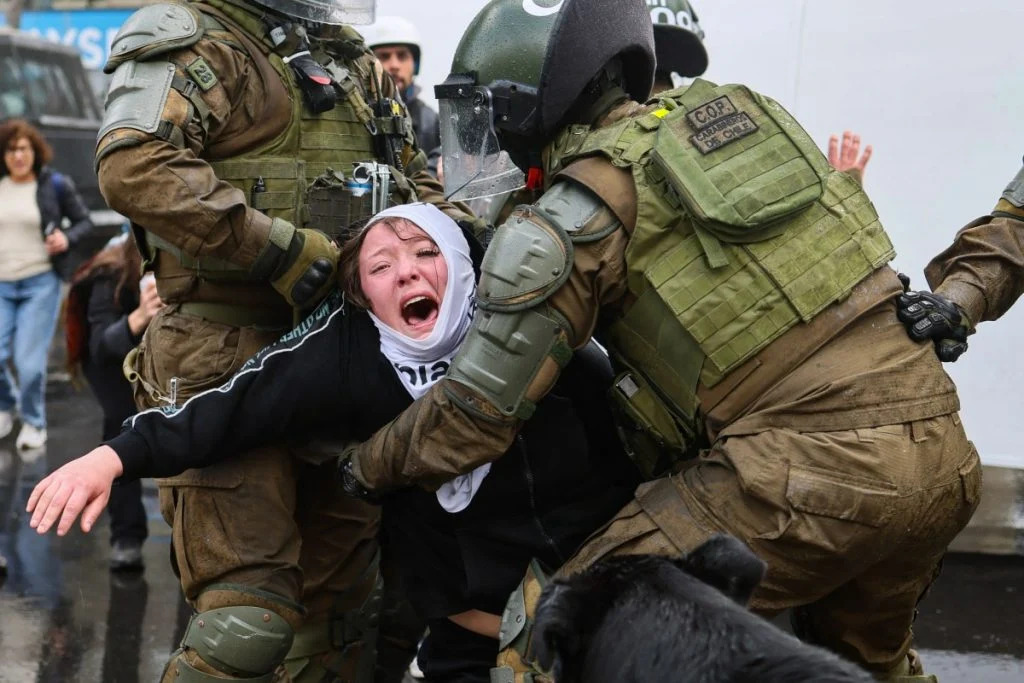 Carabineros detêm manifestante durante atos em memória das vítimas da ditadura de Pinochet no Chile