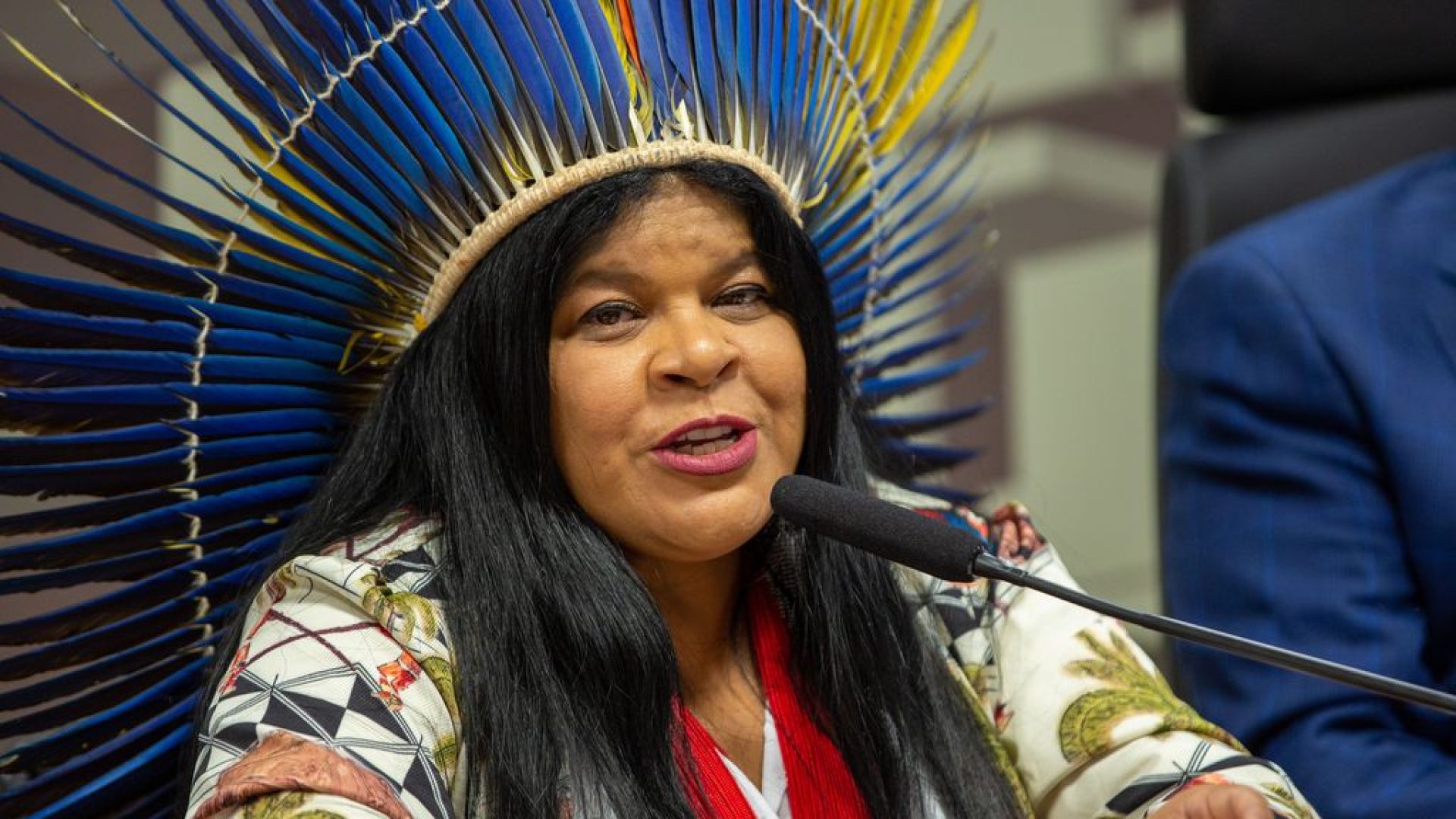 Brasília, DF 01/06/2023 A ministra dos Povos Indígenas, Sônia Guajajara, participa de audiência da Comissão Temporária Externa do Senado que acompanha a situação dos Yanomami e a saída dos garimpeiros. Ao seu lado, o senador Chico Rodrigues .Foto: Fabio Rodrigues-Pozzebom/ Agência Brasil
