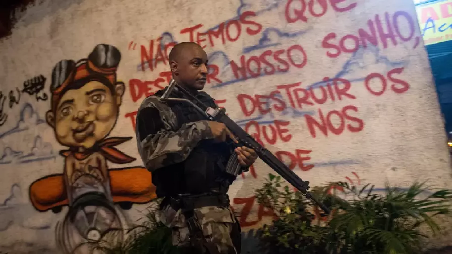 Foto: Mauro Pimentel / Terra - Pichações no Complexo da Maré revela décadas do domínio do tráfico de drogas.