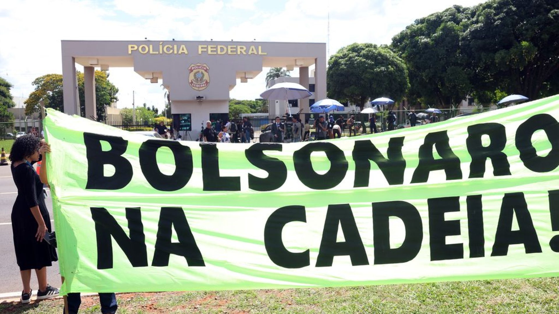 Brasília (DF), 22/11/2025 - Manifestação em frente a sede da Polícia Federal após a prisão do ex-presidente Jair Bolsonaro. Foto: Valter Campanato/Agência Brasil