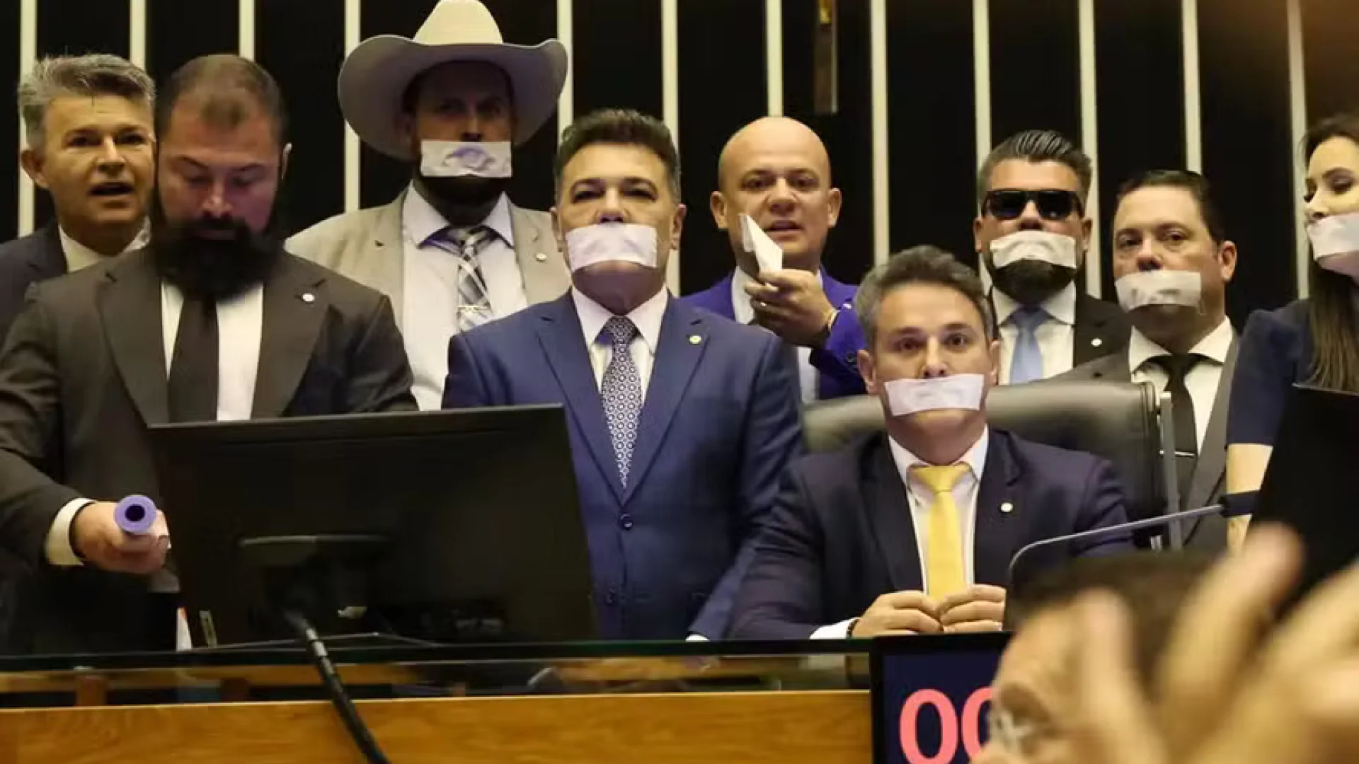 Deputados de oposição fazem ato tampando a boca com esparadrapo durante sessão da Câmara dos Deputados — Foto: José Cruz/Agência Brasil