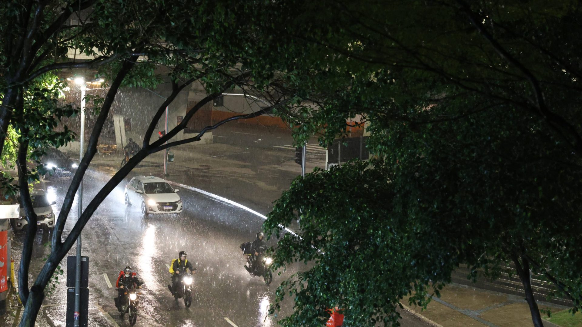 São Paulo (SP), 09/12/2025 - Chegada de frente fria causa chuva na capital paulista. Foto: Rovena Rosa/Agência Brasil