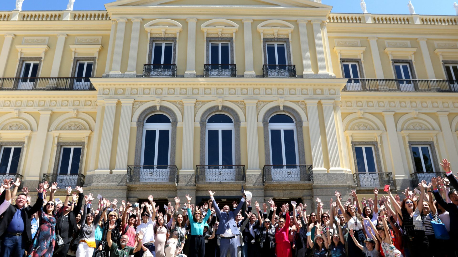 Representantes das entidades envolvidas na recuperação do Museu Nacional posam em frente à fachada do museu. Universidade Federal do Rio de Janeiro (UFRJ) apresenta um  balanço das obras de reconstrução do Museu Nacional e a programação do bicentenãrio da independência.