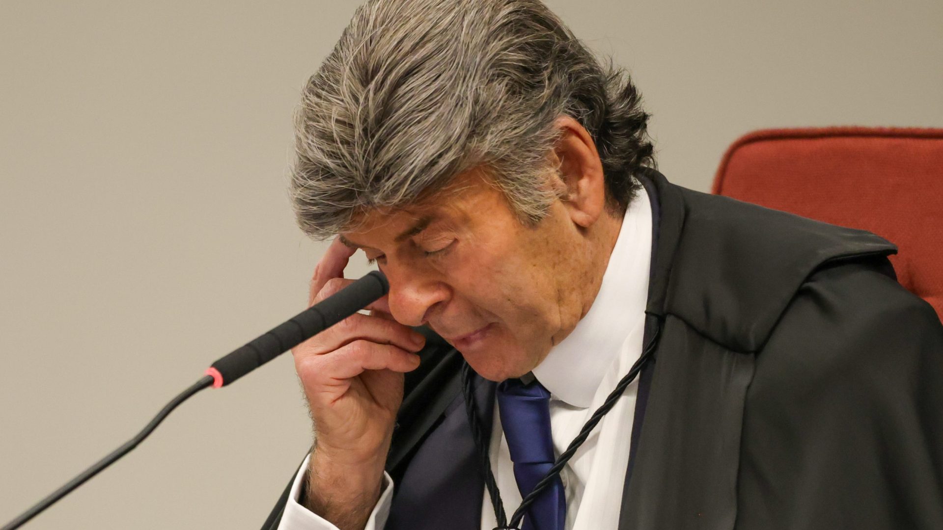 Brasília (DF) 10/09/2025 - O ministro Luiz Fux chega para proferir seu voto  na Primeira Turma do Supremo Tribunal Federal (STF) que realiza o quarto dia de julgamento dos réus do Núcleo 1 da trama golpista, formado pelo ex-presidente Jair Bolsonaro e mais sete aliados.  Foto: Fabio Rodrigues-Pozzebom/ Agência Brasil