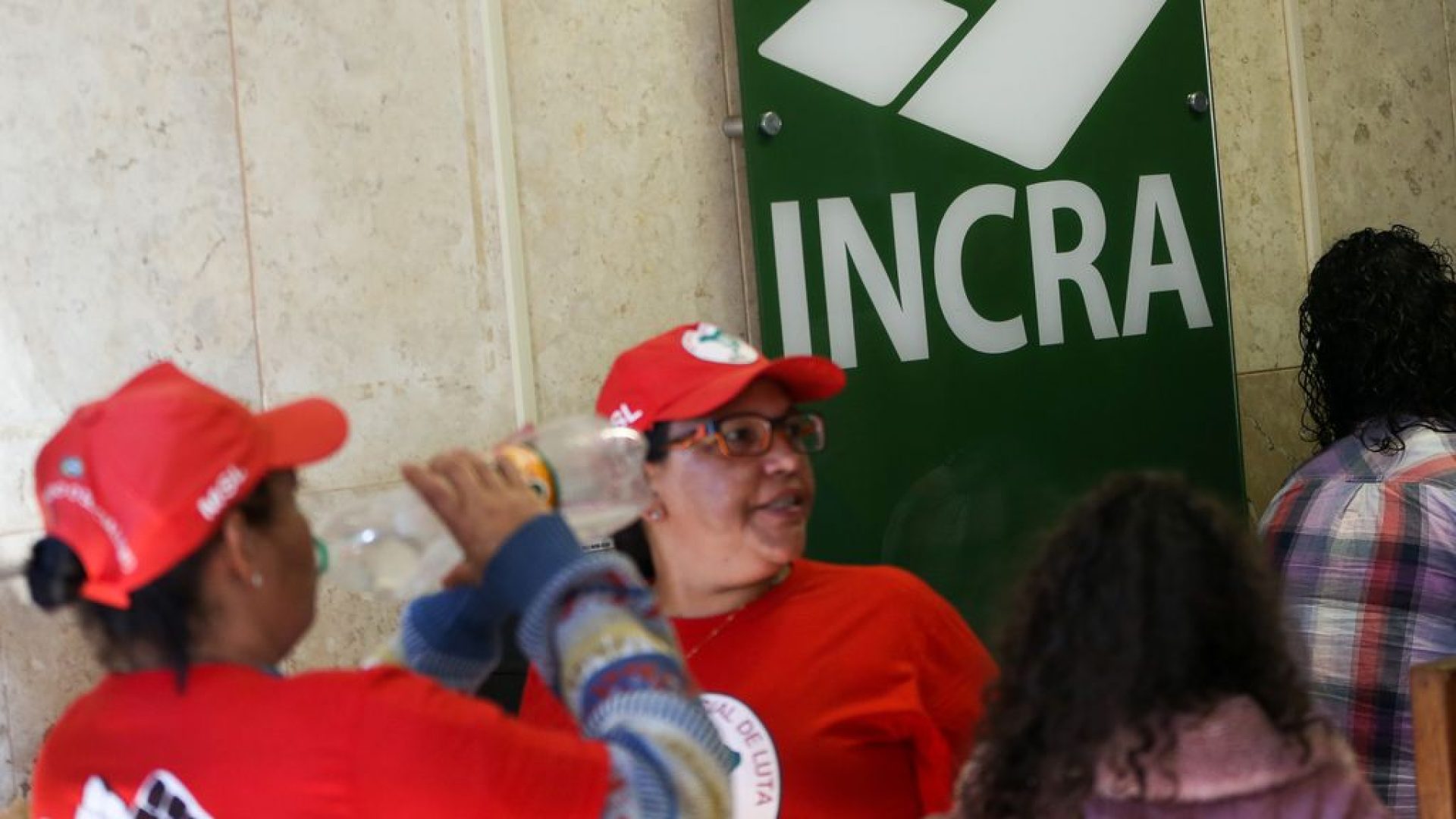 Brasília - Integrantes de movimentos sociais ocupam o edifício  sede do Incra, em Brasília. (Marcelo Camargo/Agência Brasil)
