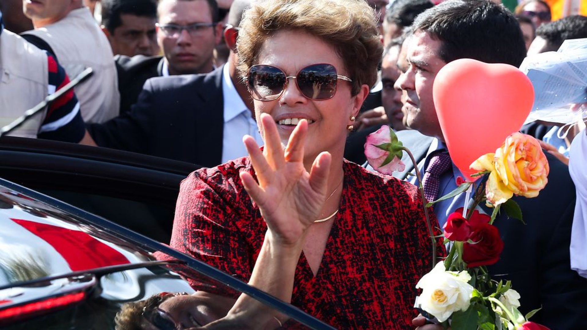 Brasília - Ex-presidenta Dilma Rousseff se despede de militantes ao deixar o Palácio da Alvorada com destino à Base Aérea, de onde embarcará em avião da FAB para Porto Alegre onde passará a residir (Wilson Dias/Agência Brasil)