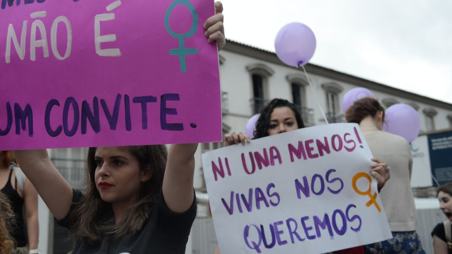 Rio de Janeiro - Mulheres fazem caminhada em solidariedade às manifestações feministas na América Latina, que tem países com alta taxa de feminicídio, segundo a ONU (Fernando Frazão/Agência Brasil)