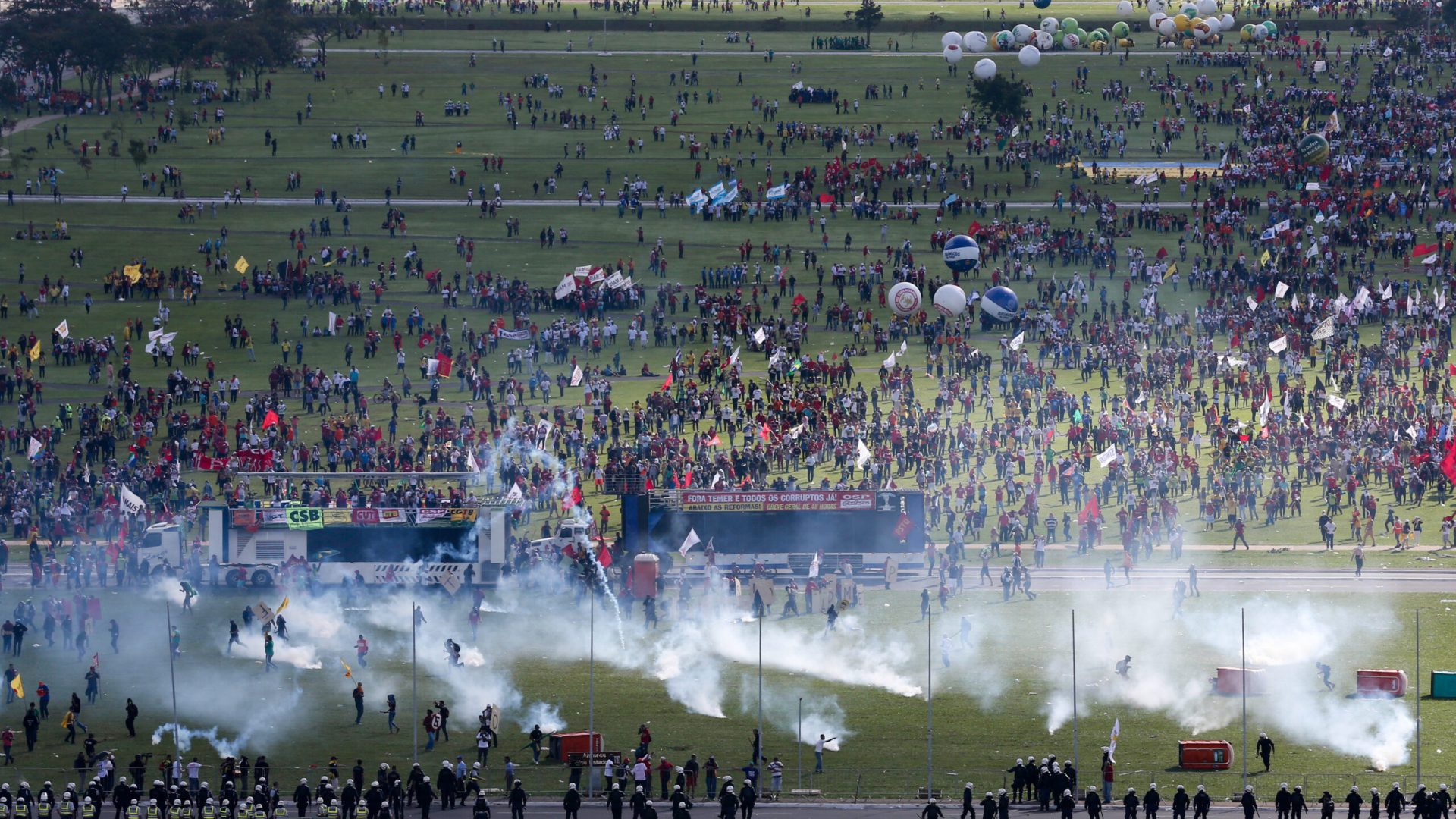 Brasília - Polícia e manifestantes entram em confronto na Esplanada dos Ministérios durante protesto contra o governo do presidente Temer e reformas trabalhista e da Previdência (Fabio Rodrigues Pozzebom/Agência Brasil)