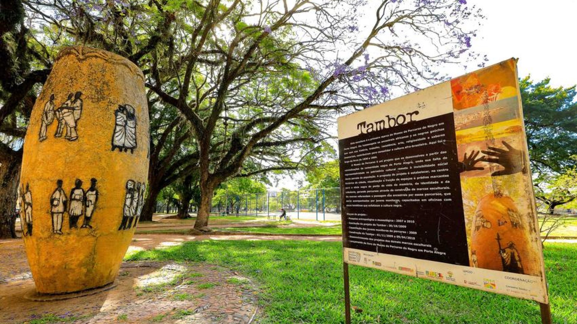 Porto Alegre, RS 10/11/2021: Museu de Percurso do Negro resgata memória e territórios em Porto Alegre. O museu, como nome afirma, é de trajeto e conta com obras de arte espalhadas por pontos turísticos da capital gaúcha, tendo por objetivo visibilizar a comunidade afrobrasileira. A primeira etapa do Museu de Percurso do Negro foi concluída em 2011 e contou com a colaboração de diversas entidades do movimento negro. O percurso foi escolhido a partir de locais na cidade vivenciados pelos negros, de maneira a evocar a presença e a memória dessa população, buscando marcar lugares importantes para a memória da população negra. Um destes pontos está localizado junto à Praça Brigadeiro Sampaio, próximo à Usina do Gasômetro, onde está a obra de arte "Tambor". Foto: Alex Rocha/PMPA