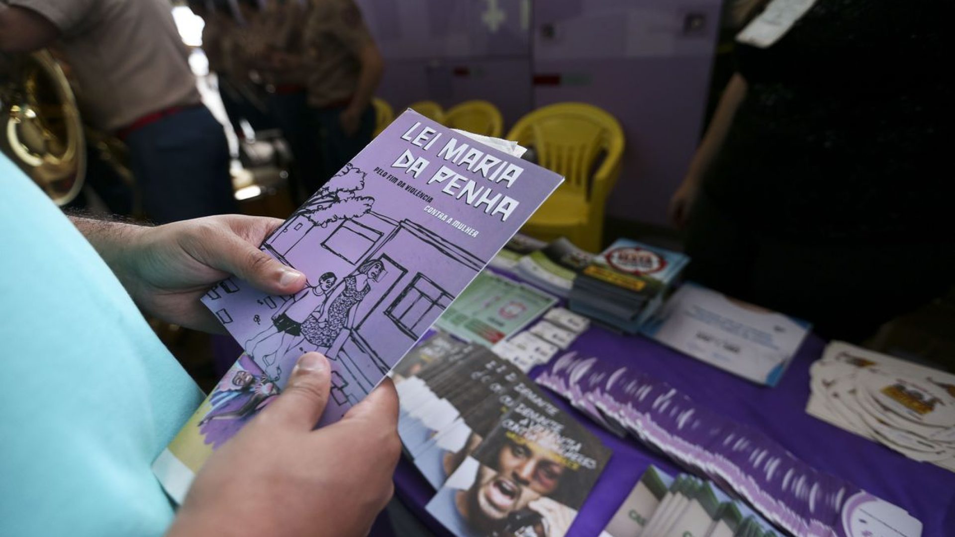 Brasília - Governo do Distrito Federal (GDF) realiza ação na rodoviária do Plano Piloto para informar a comunidade sobre a Rede de Proteção à Mulher e a Lei Maria da Penha. (Marcelo Camargo/Agência Brasil)