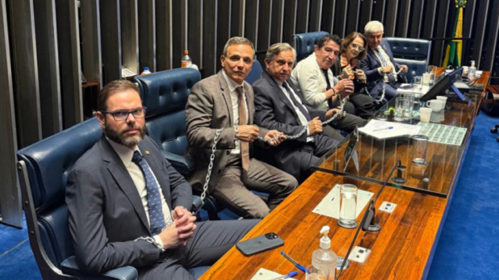 Senadores se acorrentaram no plenário | Foto: Ricardo Salles