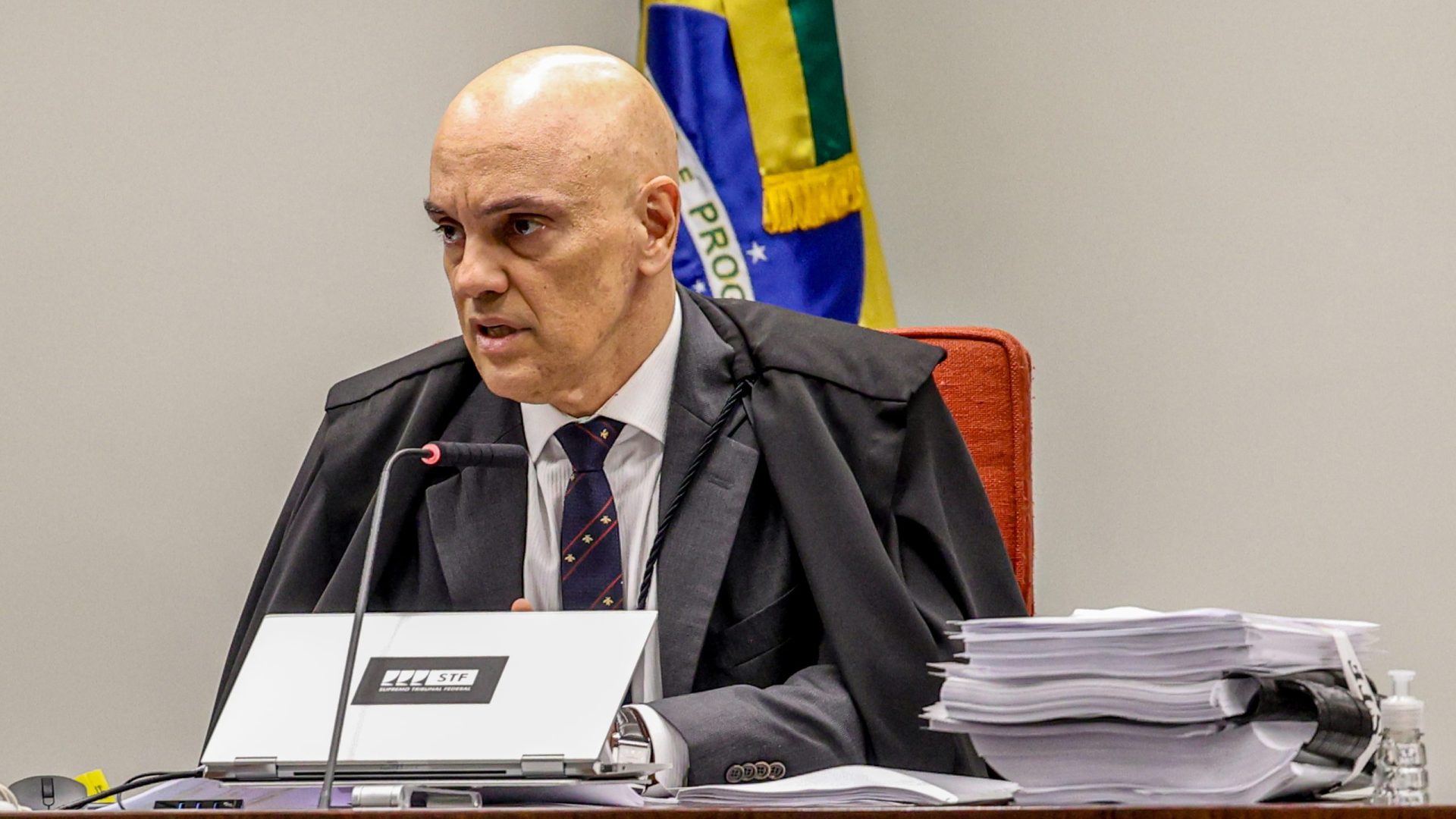 Brasília (DF) 18/06/2024 – Ministro do STF, Alexandre de Moares (c) durante julgamento na primeira turma do STF contra os irmãos Brazão.
Foto: Valter Campanato/Agência Brasil