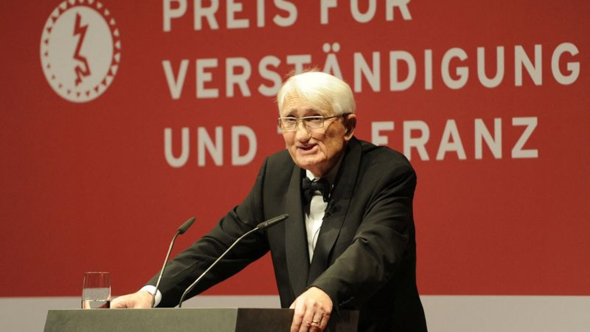 FILE PHOTO: German philosopher Professor Juergen Habermas makes a speech during the awards ceremony for the "Understanding and Tolerance" prize at the Jewish museum in Berlin, November 13, 2010. REUTERS/Odd Andersen/Pool/File Photo