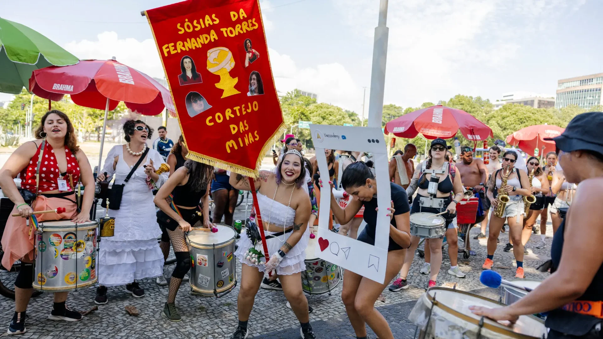 Músicos e foliões desfilam pelas ruas do Rio de Janeiro durante as comemorações pré-carnavalescas desta semana vestidos como Fernanda Torres, a atriz indicada ao Oscar por "Ainda Estou Aqui".Crédito...Maria Magdalena Arrellaga para o The New York Times