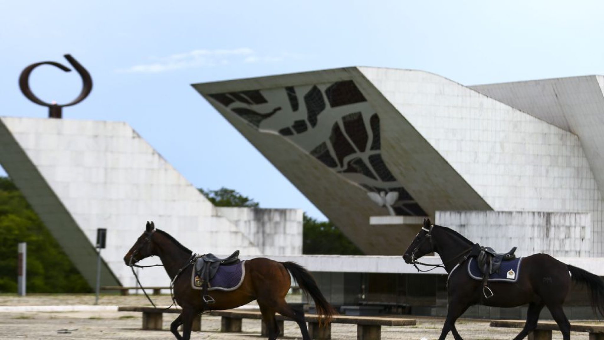 Manifestantes invadem Congresso, STF e Palácio do Planalto.