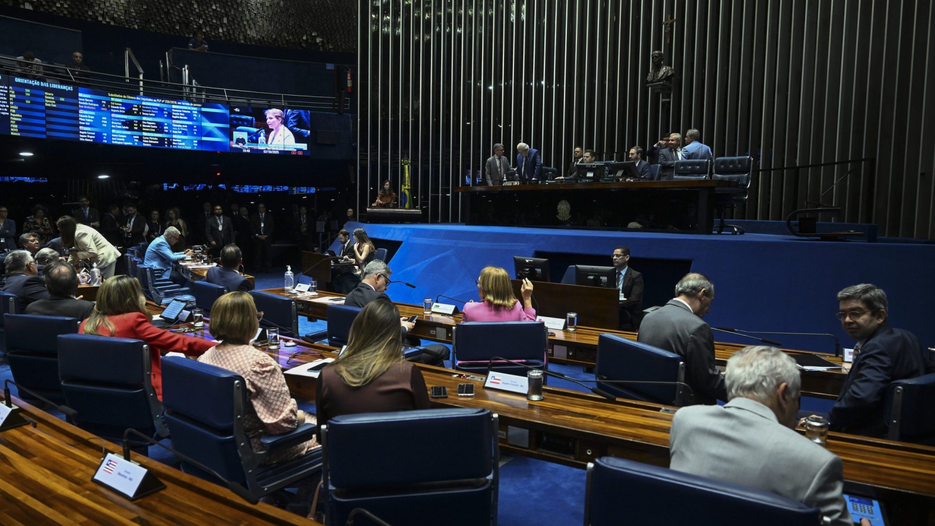 Plenário do Senado Federal durante sessão deliberativa ordinária. Ordem do dia. 

Na pauta, PLP 235/2019 que institui o Sistema Nacional de Educação (SNE). 

Obs: PL 1.707/ 2025, que dispõe sobre medidas excepcionais destinadas ao enfrentamento de impactos decorrentes de estado de calamidade pública aplicáveis às parcerias entre a administração pública e as organizações da sociedade civil foi retirado da pauta. 

Mesa: 
senador Efraim Filho (União-PB); 
senador Alessandro Vieira (MDB-SE);
presidente do Senado Federal, senador Davi Alcolumbre (União-AP); 
secretário-geral da Mesa do Senado Federal, Danilo Augusto Barboza de Aguiar. 

Foto: Carlos Moura/Agência Senado