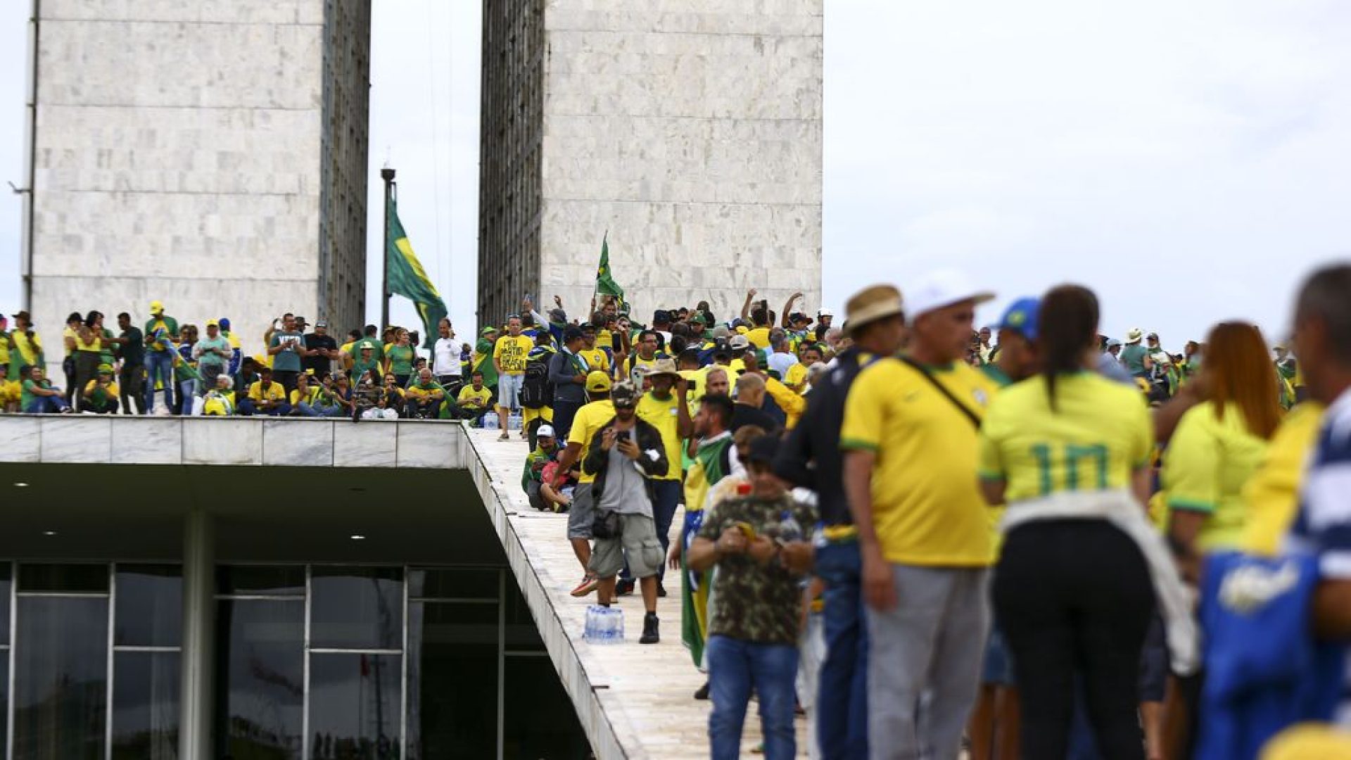 Manifestantes invadem Congresso, STF e Palácio do Planalto.