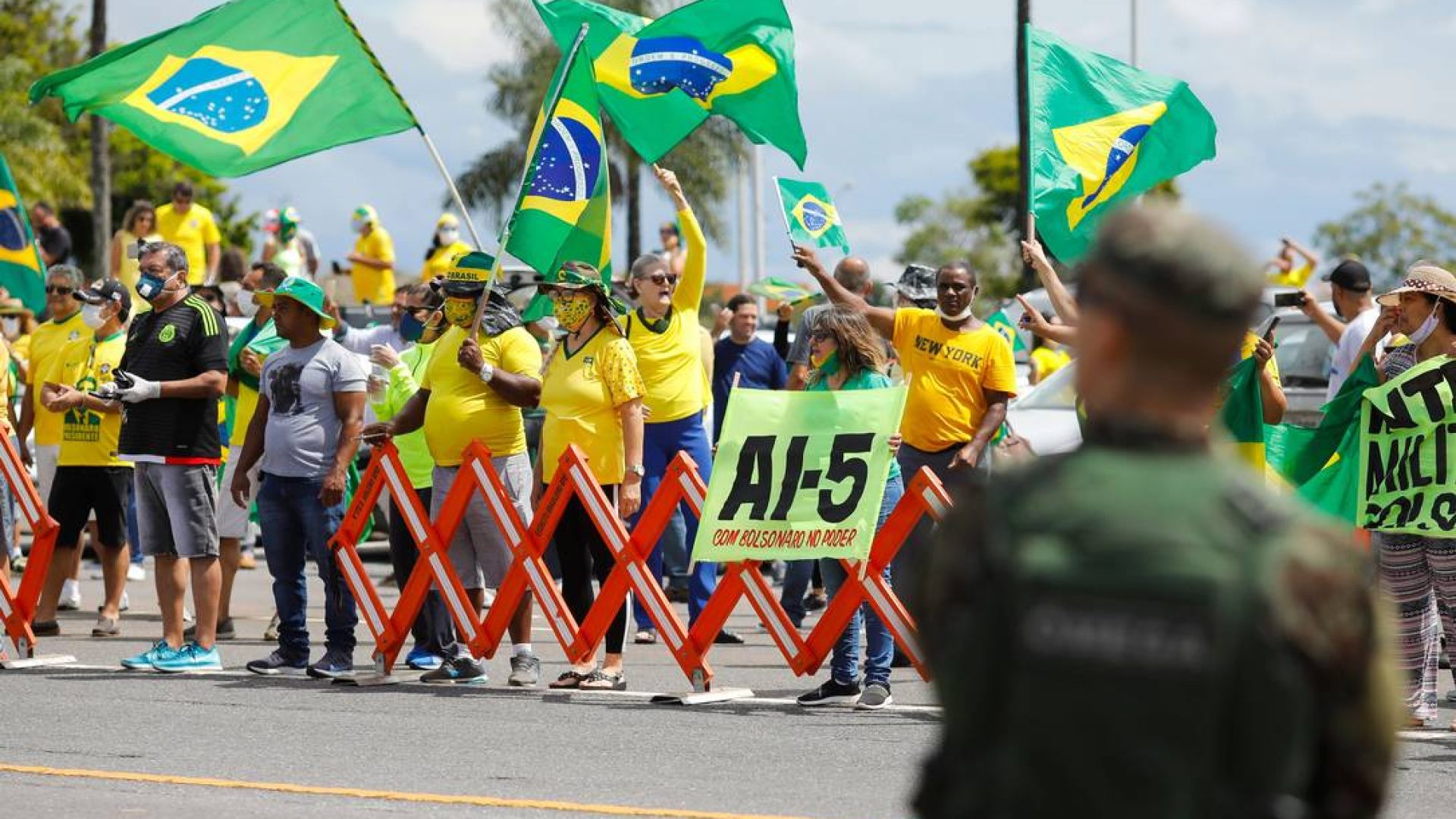 87894715_Supporters-of-Brazilian-President-Jair-Bolsonaro-demonstrate-against-quarantine-and-social-1