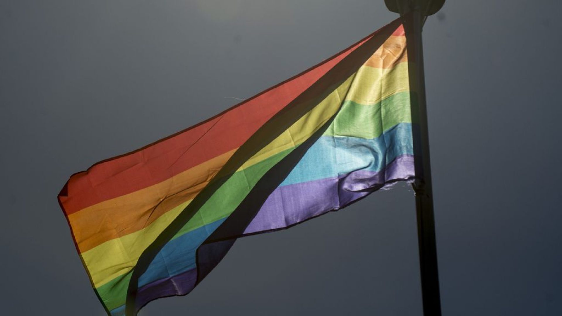 Bandeira (LGTB) é hasteada na Embaixada do Reino Unido para marcar o Dia Internacional contra a Homofobia e Transfobia, celebrado neste sábado (17) (Foto: Marcelo Camargo/Agência Brasil)