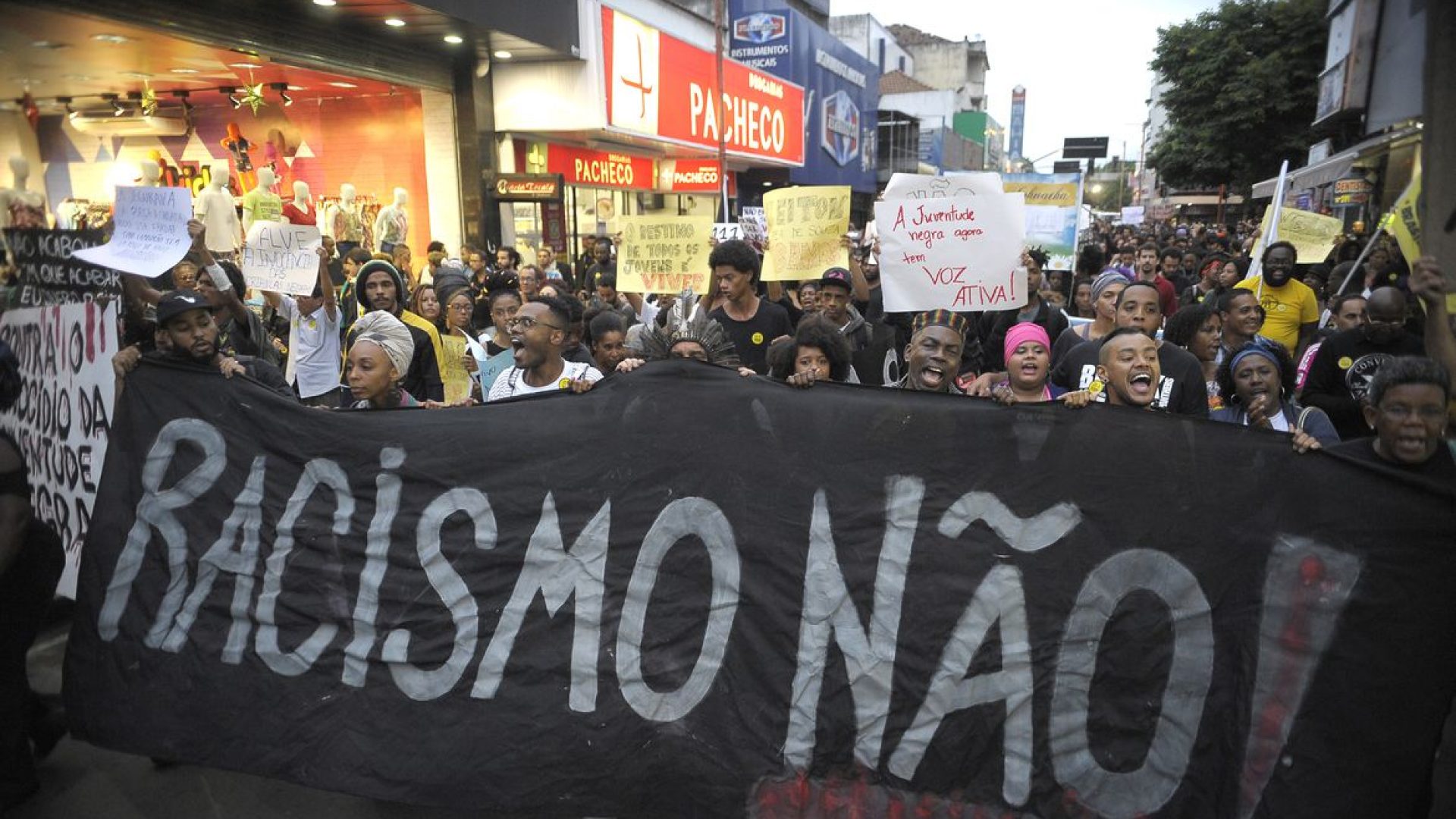 Rio de Janeiro - Em ato Contra o Genocídio da Juventude Negra, manifestantes protestam contra a morte de cinco jovens negros por PMs no último sábado (28), em Costa Barros, na zona norte (Tomaz Silva/Agência Brasil)