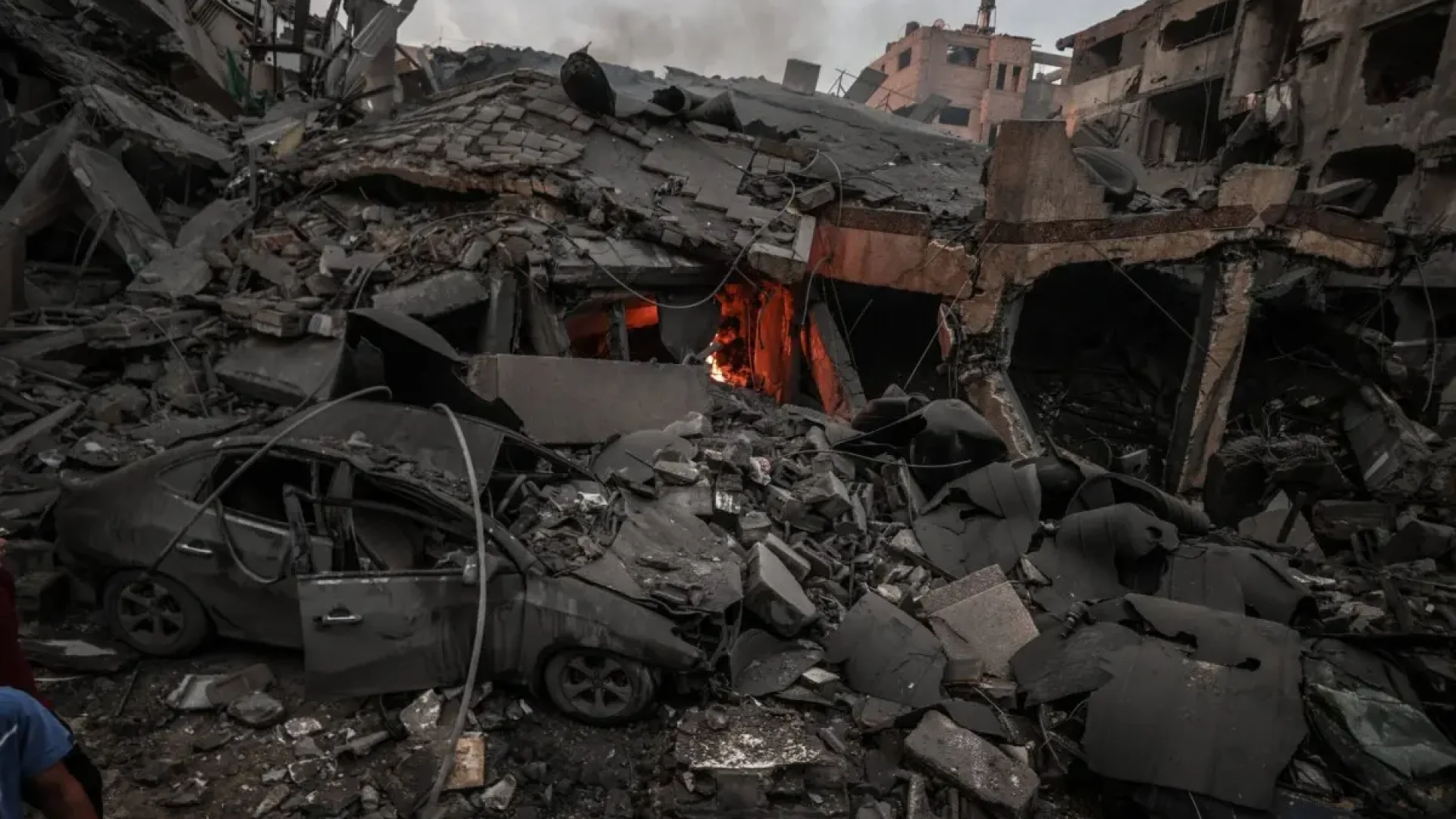 Destroços deixados pelos bombardeios israelenses no campo de refugiados de al-Shati, na Faixa de Gaza, em 9 de outubro de 2023 [Ali Jadallah/Agência Anadolu]