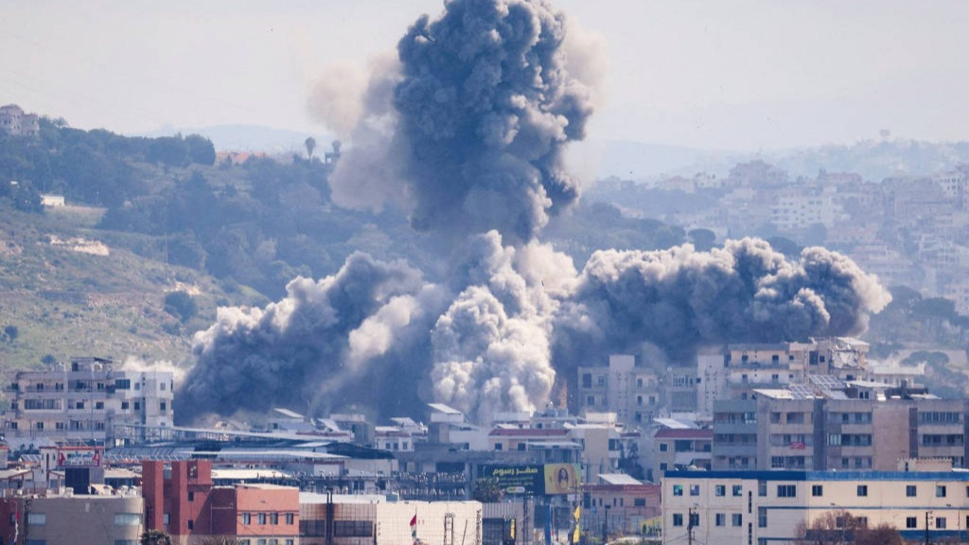 Bairro de Tiro sendo bombardeado
