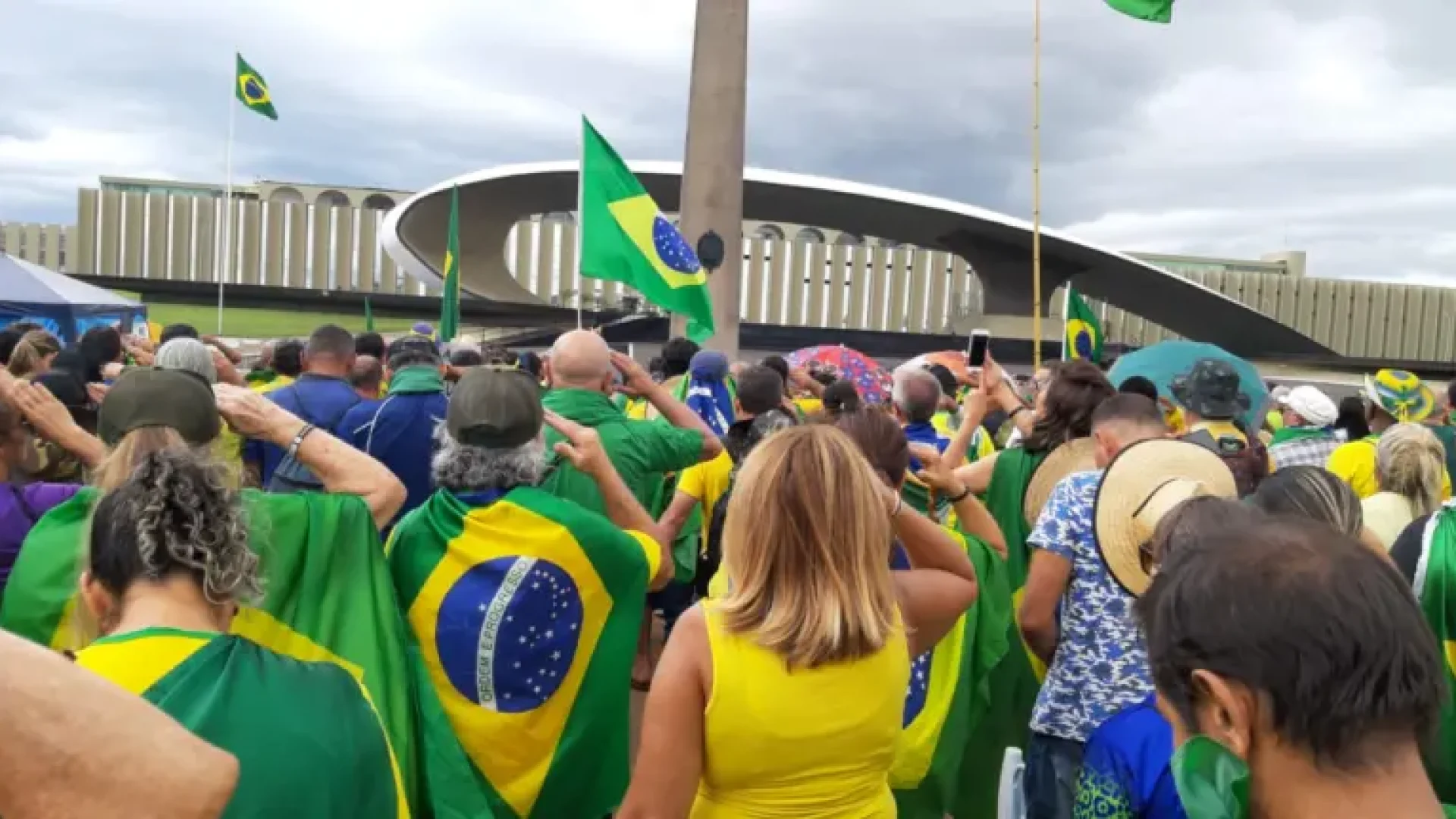 Bolsonaristas-pro-golpe-marcham-no-QG-768x431.jpg