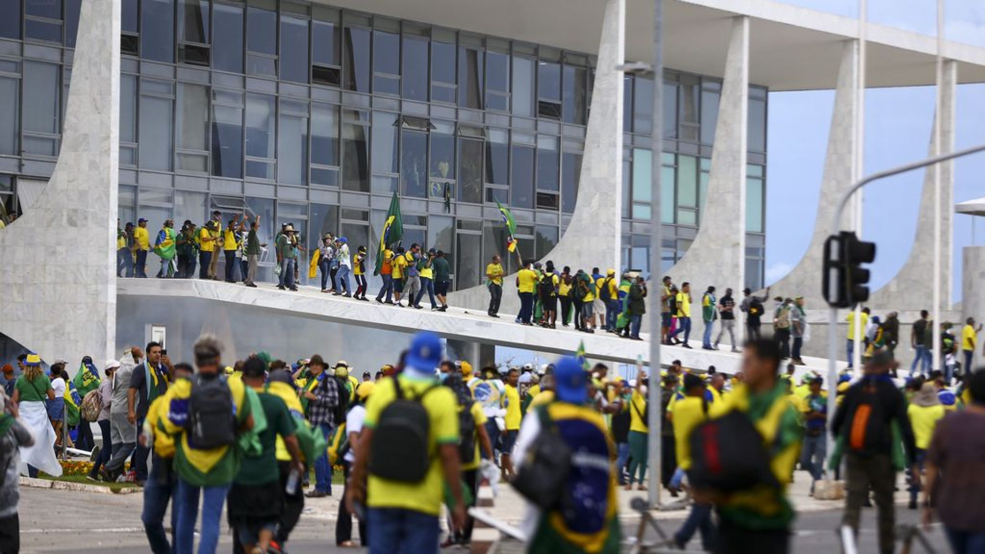 Manifestantes invadem Congresso, STF e Palácio do Planalto.