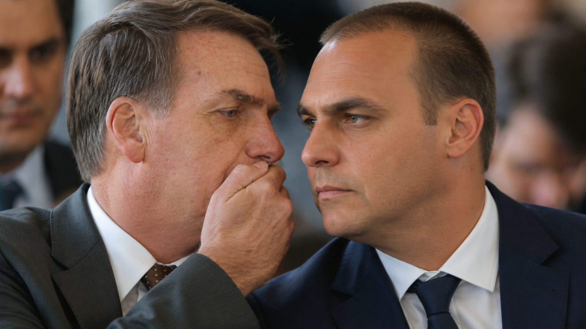 Jair Bolsonaro e Eduardo Bolsonaro - Foto montagem gerada por IA a partir de foto em que Flávio cochicha no ouvido de Jair.