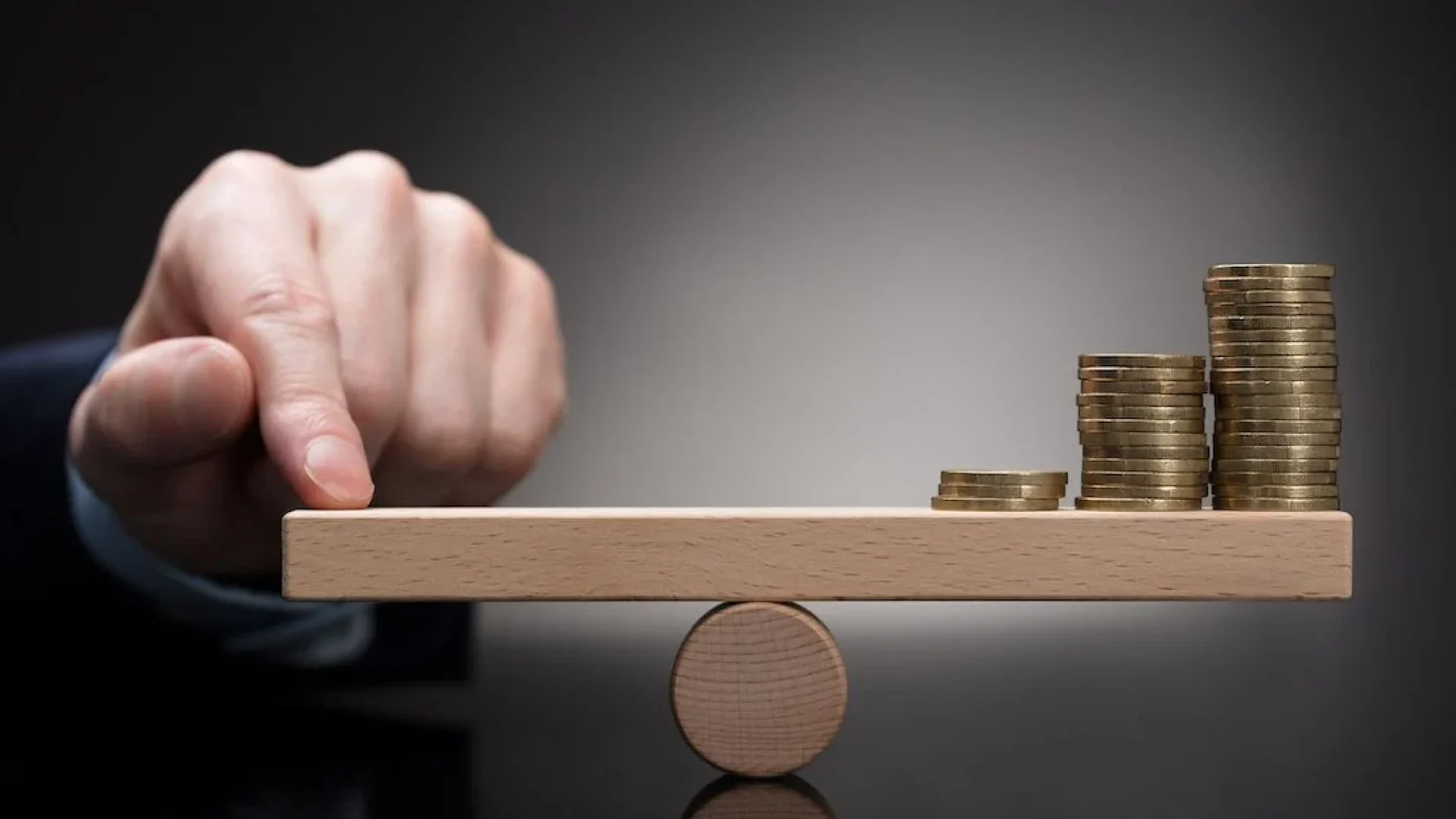 Desequilibrio económico monedas sobre una balanza