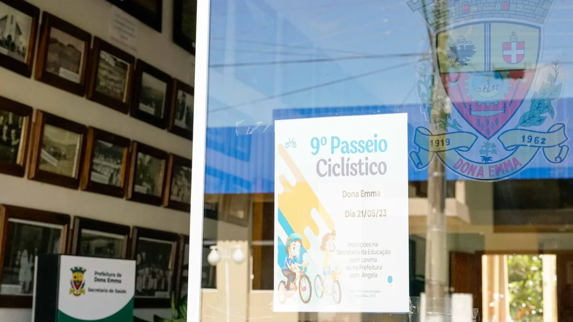 Imagens expostas na Secretaria de Educação de Dona Emma mostram bandeiras com a suástica e simpatizantes de Hitler