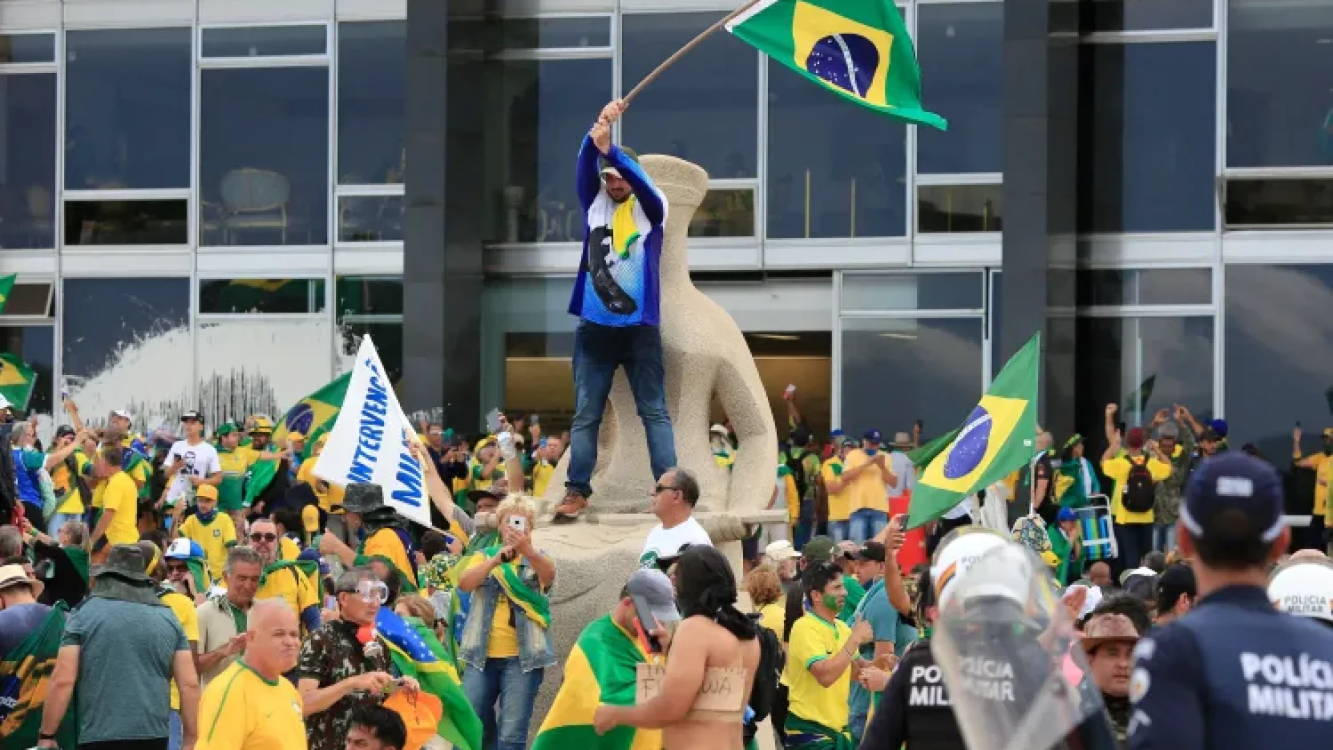 Apoiadores do ex-presidente brasileiro Jair Bolsonaro invadem o palácio presidencial do Planalto enquanto entram em choque com as forças de segurança em Brasília em 8 de janeiro, em um protesto dramático contra a posse do atual presidente Luiz Inácio Lula da Silva na semana passada. Sergio Lima/AFP via Getty Images