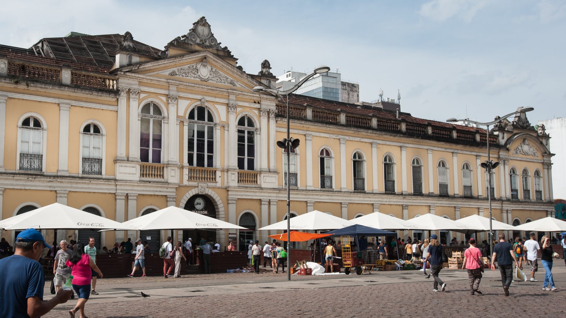 Centro de Porto Alegre. Mercado Municipal e Largo Glênio Peres.
