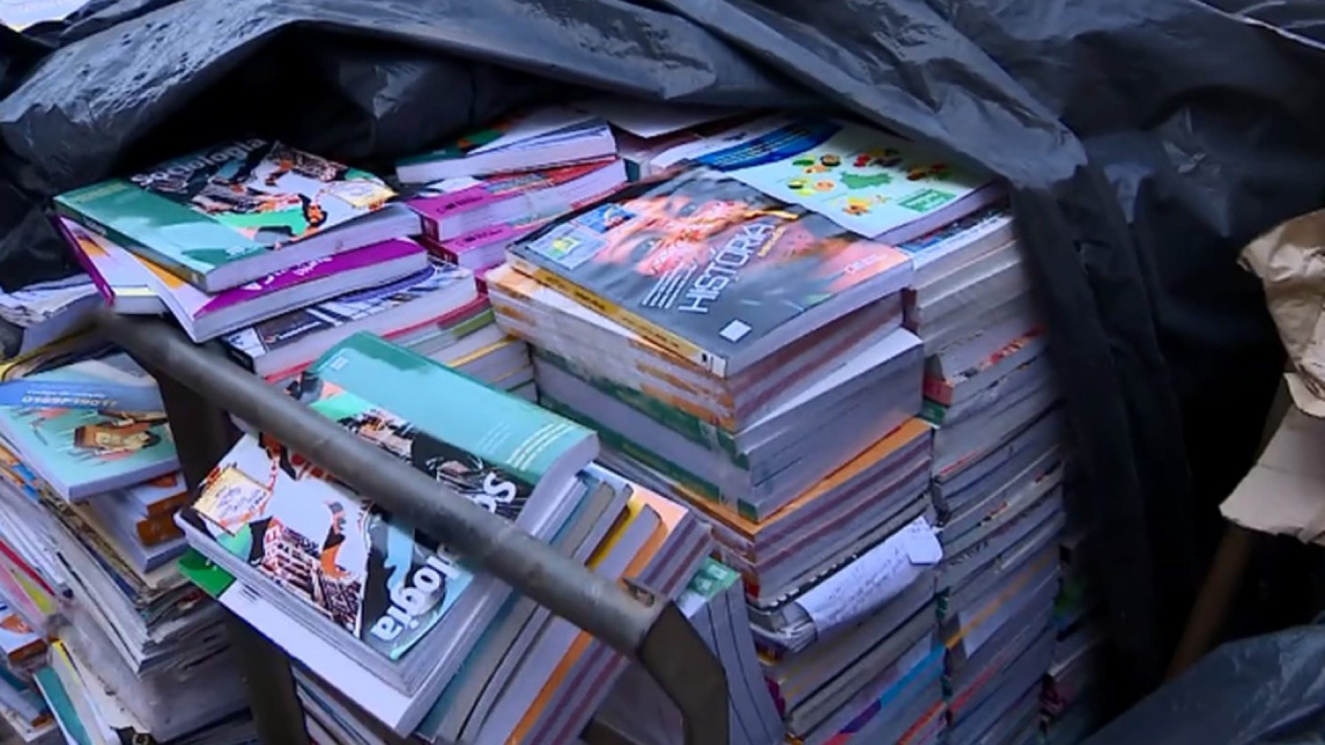 Livros didáticos desviados - O Globo