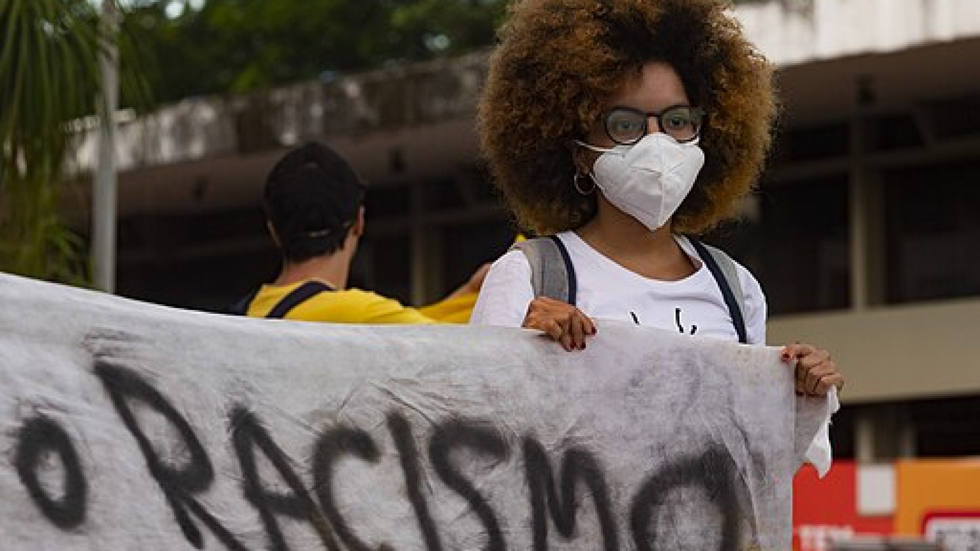 Brasília - 26/11/2020 - Ato pacífico marca o sétimo dia da morte de João Alberto Silveira Freitas, morto por seguranças de uma unidade do Carrefour em Porto Alegre (RS). Para expressar o luto e o combate ao racismo, os manifestantes realizaram uma vigília, com vários cartazes e velas, em frente a um supermercado da rede na 402 Sul. 

Leopoldo Silva/Agência Senado