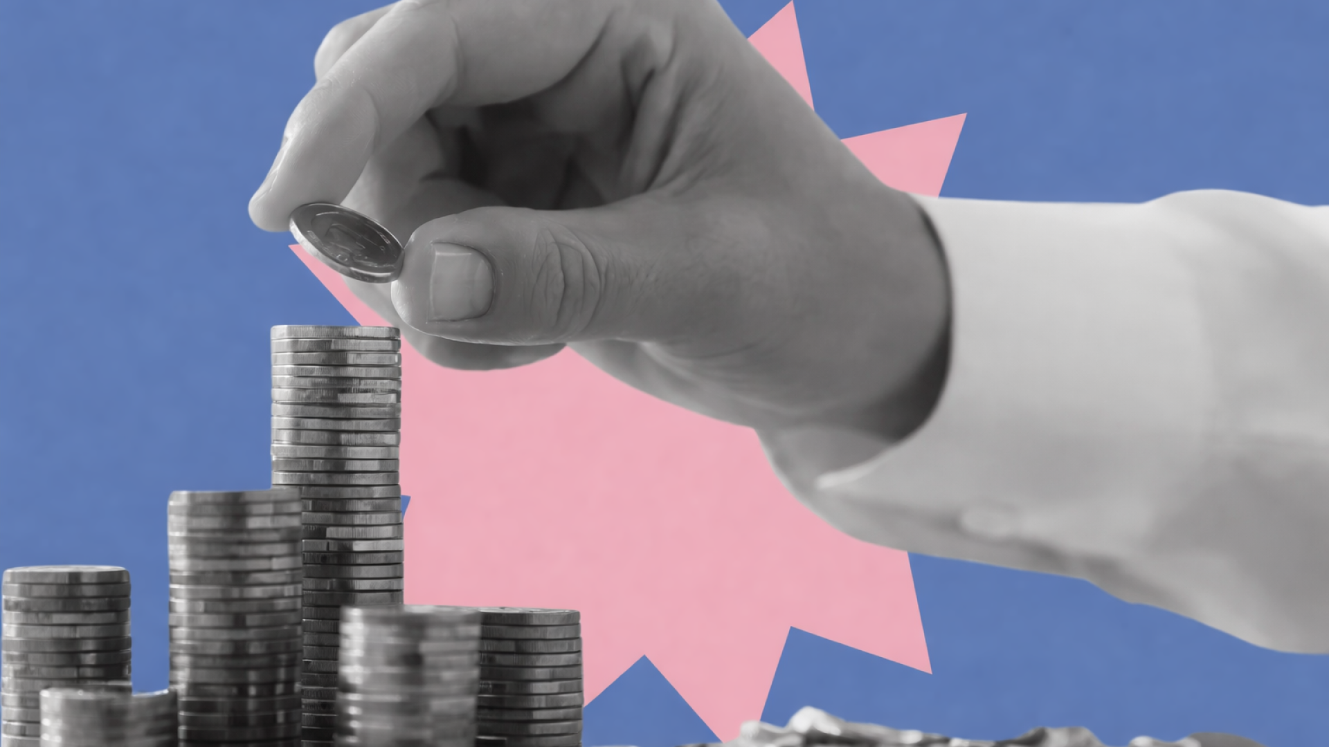 Mão empilhando moedas prateadas