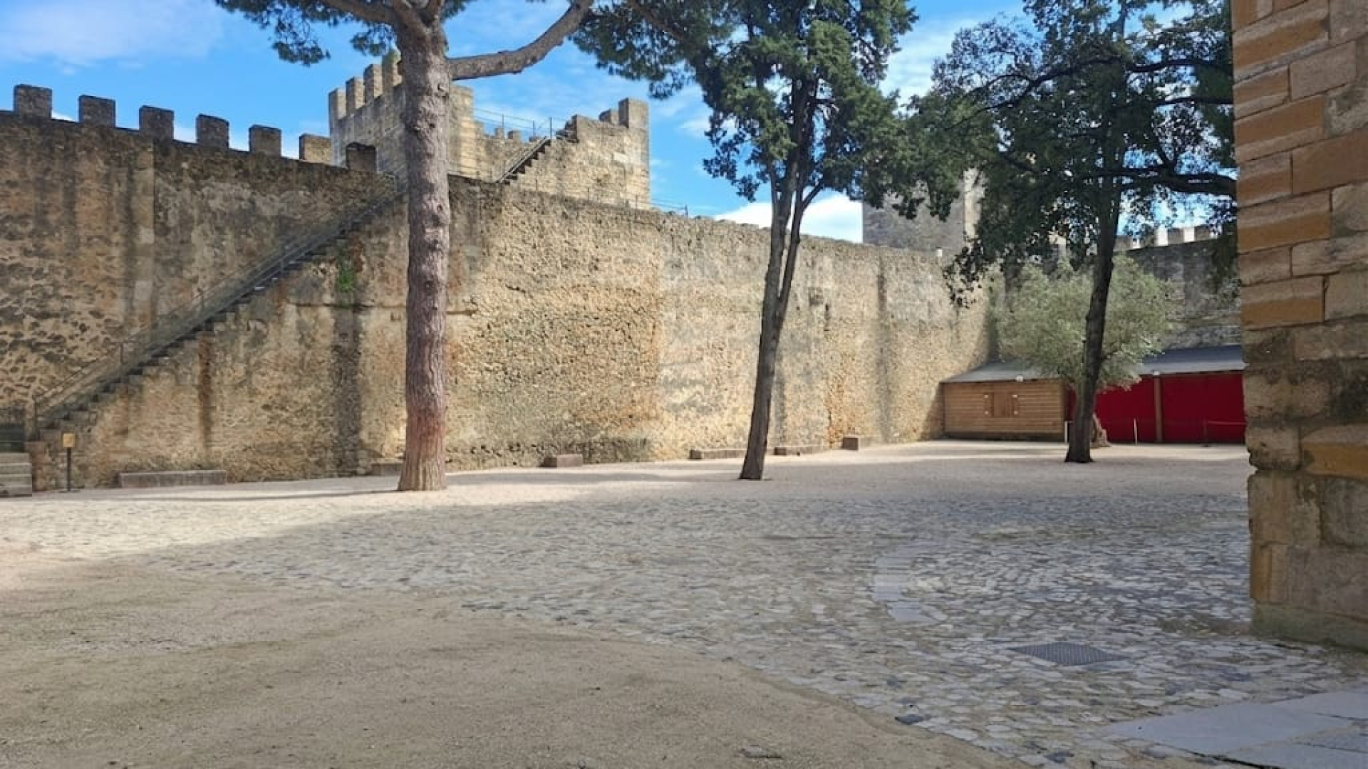 Muralha de pedra do Castelo de São Jorge. Acervo do autor, foto alterada – retirada da multidão - mediante uso de IA Gêmini.