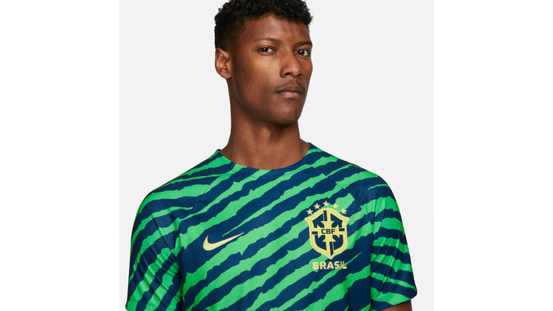Imagem de divulgação da Nike, que em 2022 chegou a usar a cor verde, mesmo que não sozinha, em camiseta de treino da Seleção Brasileira.