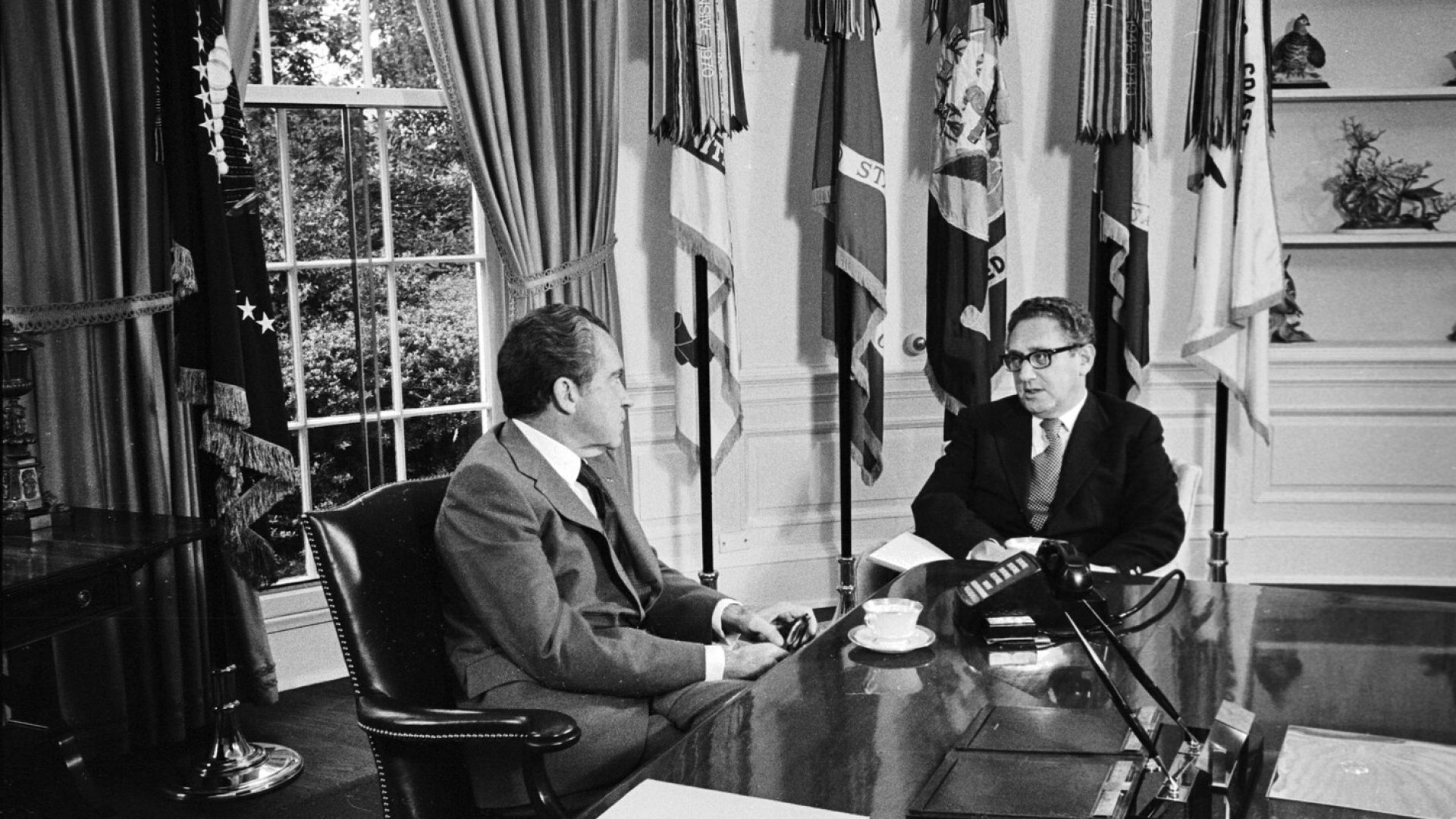 O-presidente-dos-Estados-Unidos-Richard-Nixon-a-esquerda-e-Henry-Kissinger-Conselheiro-de