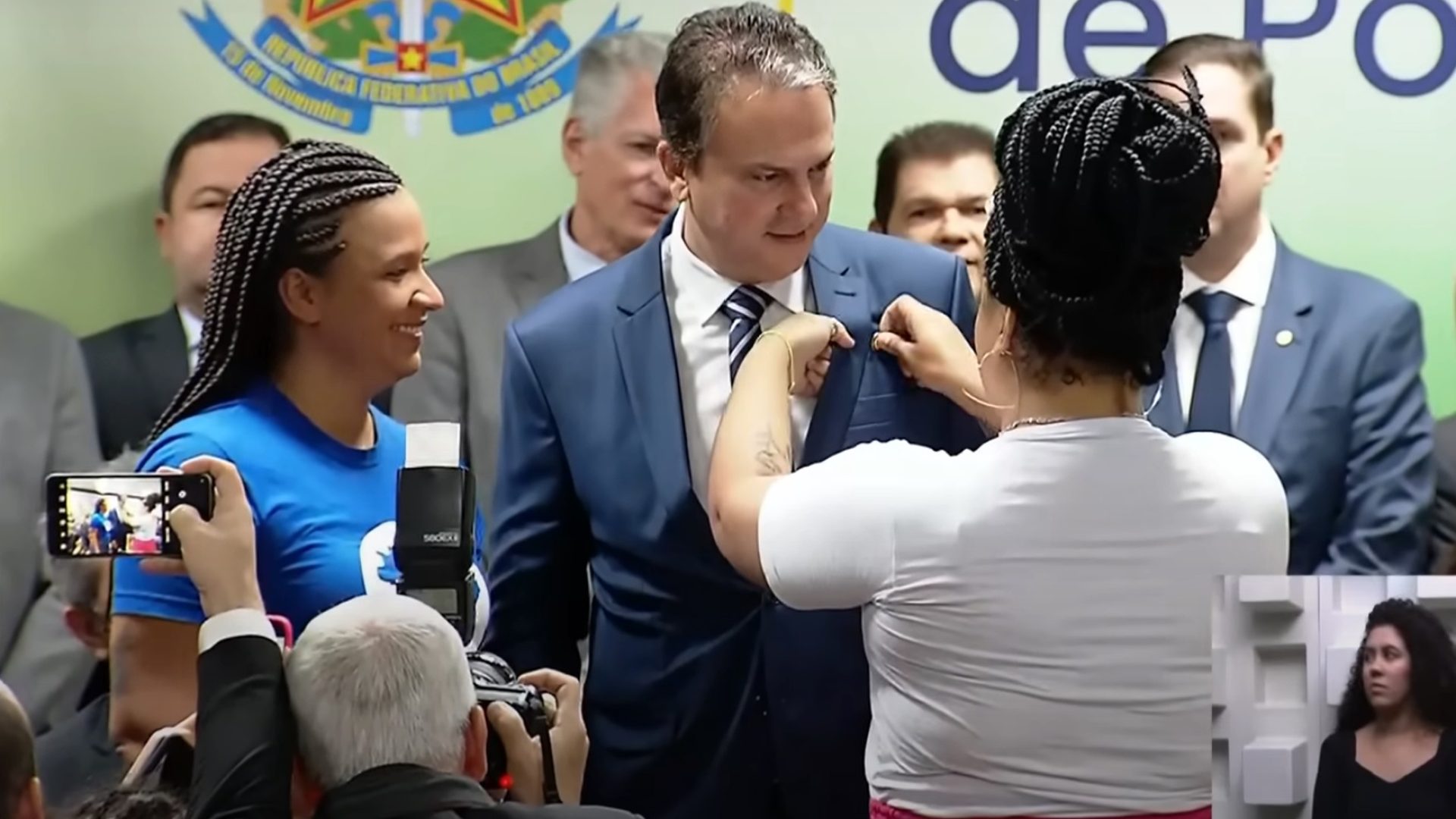 Imagem de Camilo Santana recebendo o broche de ministro da Educação pelas presidentes da UNE e da UBES - Reprodução MEC/Youtube. 