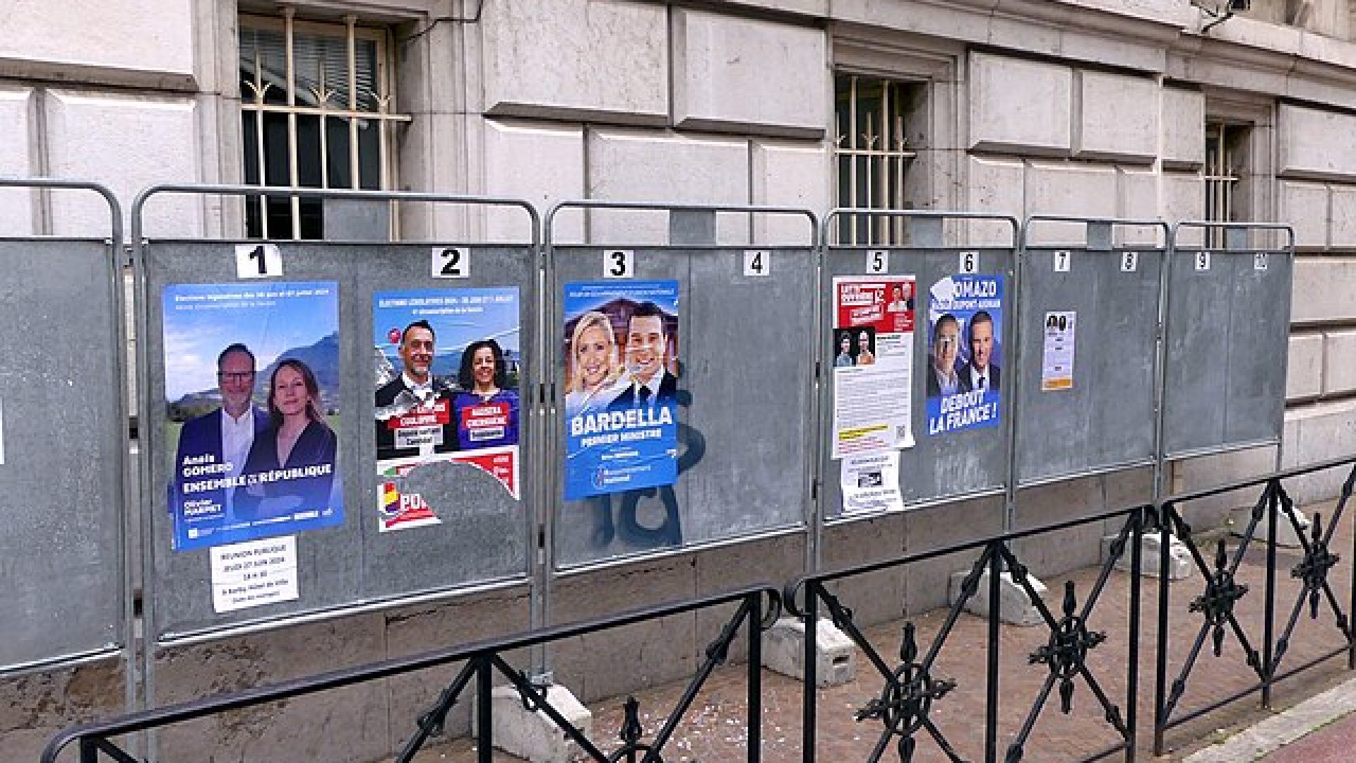 Vista dos cartazes eleitorais do primeiro turno das eleições legislativas francesas de 2024, em Chambéry, no 4º círculo eleitoral de Sabóia.