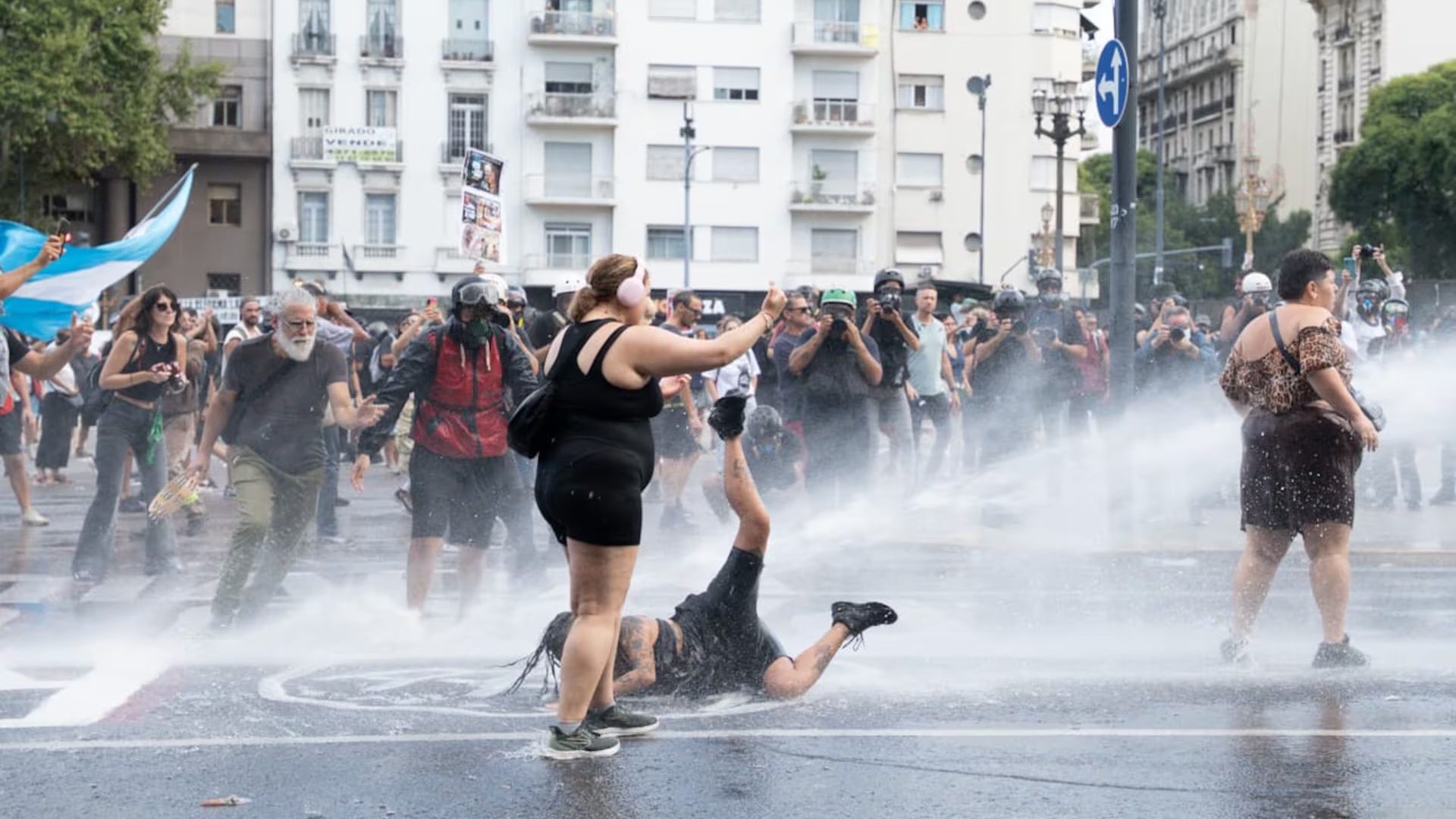 Repressão em Buenos Aires na frente do Congresso enquanto os deputados discutem a reforma trabalhista de Milei. Foto: Alejandra Morasa - Página 12.