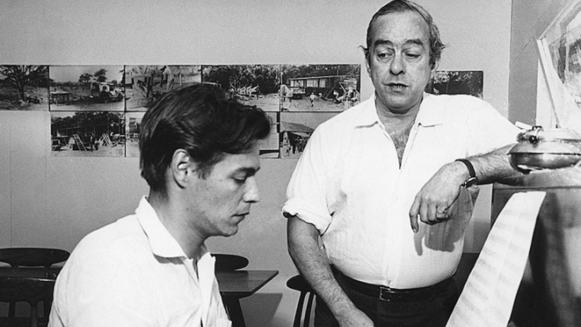O maestro Antonio Carlos Brasileiro Jobim e o poeta Vinicius de Moraes, na foto no apartamento do Tom, em Ipanema, no início dos anos 60.(Foto:Arquivo)