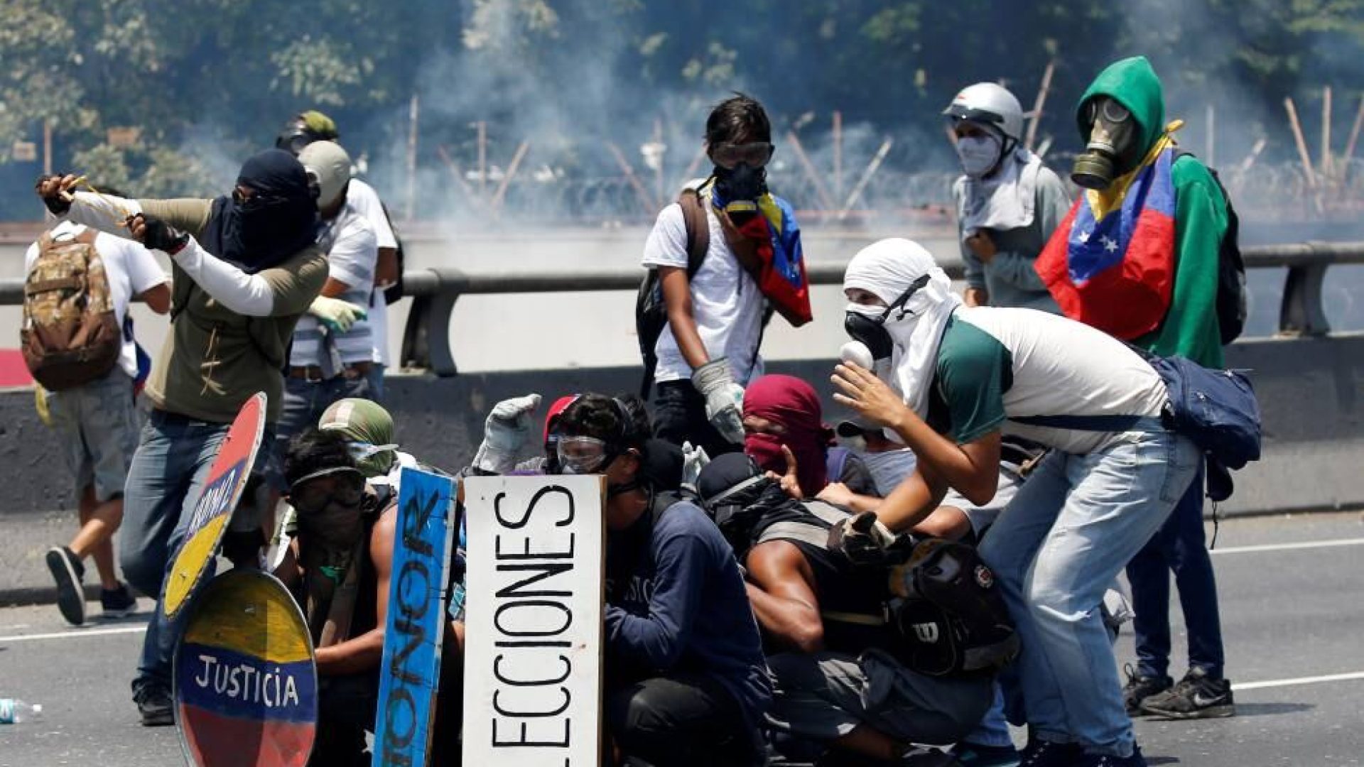 Un grupo de manifestantes opositores choca con la policía durante una protesta contra Nicolás Maduro, este miércoles en Caracas.
REUTERS