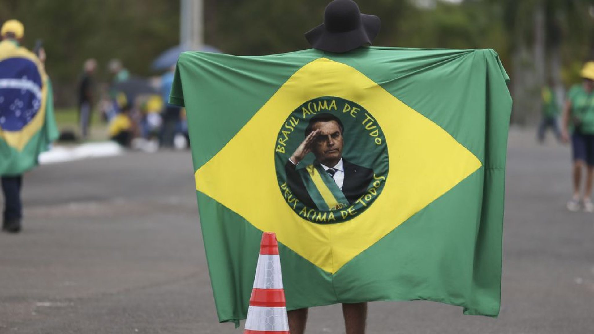 Apoiadores do presidente Jair Bolsonaro fazem ato em frente ao Palácio da Alvorada
