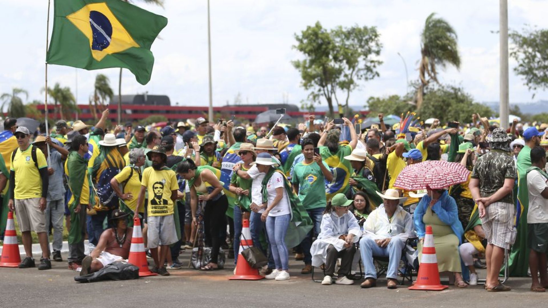 Apoiadores do presidente Jair Bolsonaro fazem ato em frente ao Palácio da Alvorada