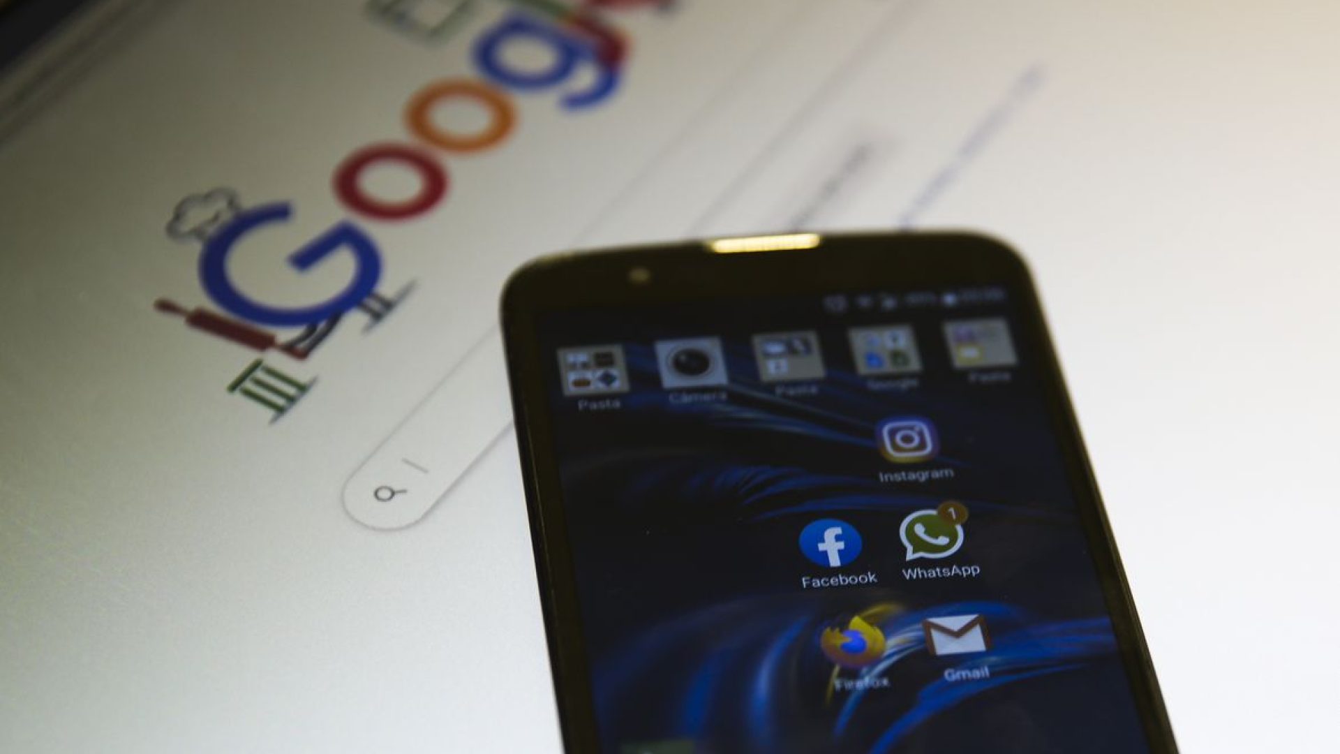 aplicativos de mensagem, internet, plataformas digitais, aplicativos, e-mail, redes sociais