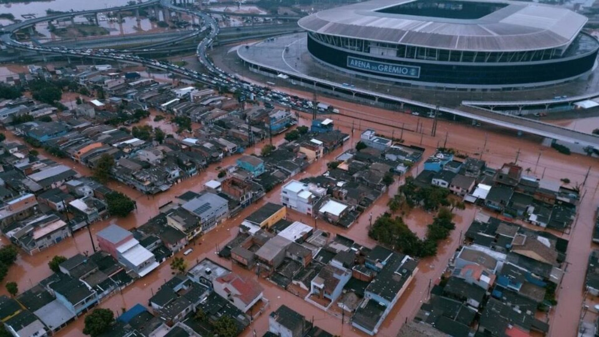 Bairro Humaitá e Arena do Grêmio, Porto Alegre durante a enchente de 2024 / AFP